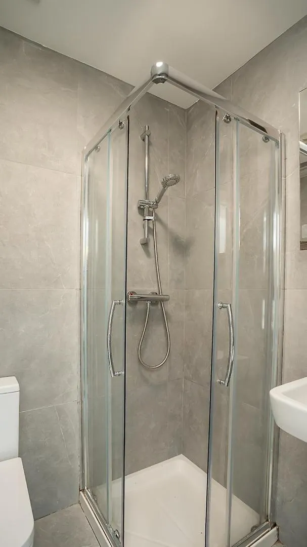2 Bdr & 1 Bdr Apartments At Queens Uni By Belfast City Breaks