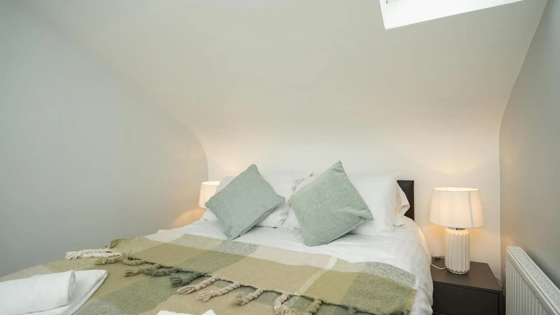 2 Bdr & 1 Bdr Apartments At Queens Uni By Belfast City Breaks
