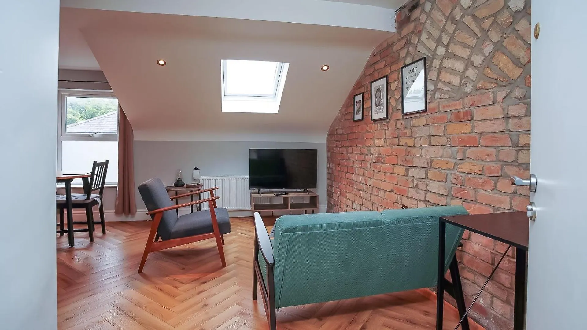 2 Bdr & 1 Bdr Apartments At Queens Uni By Belfast City Breaks